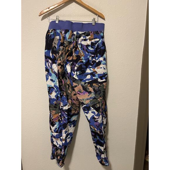 NEW Free People Mesmerize Me Print Cargo Pants Size Medium Purple Camo Wide Leg - Picture 3 of 16